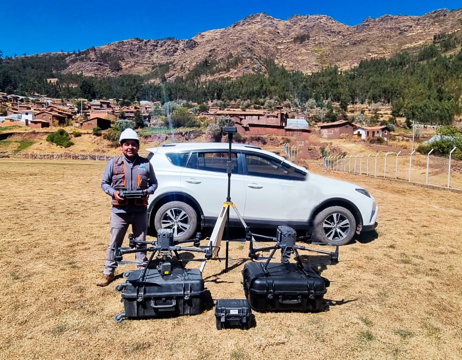 Franklin Camala realizando trabajo de campo con drone